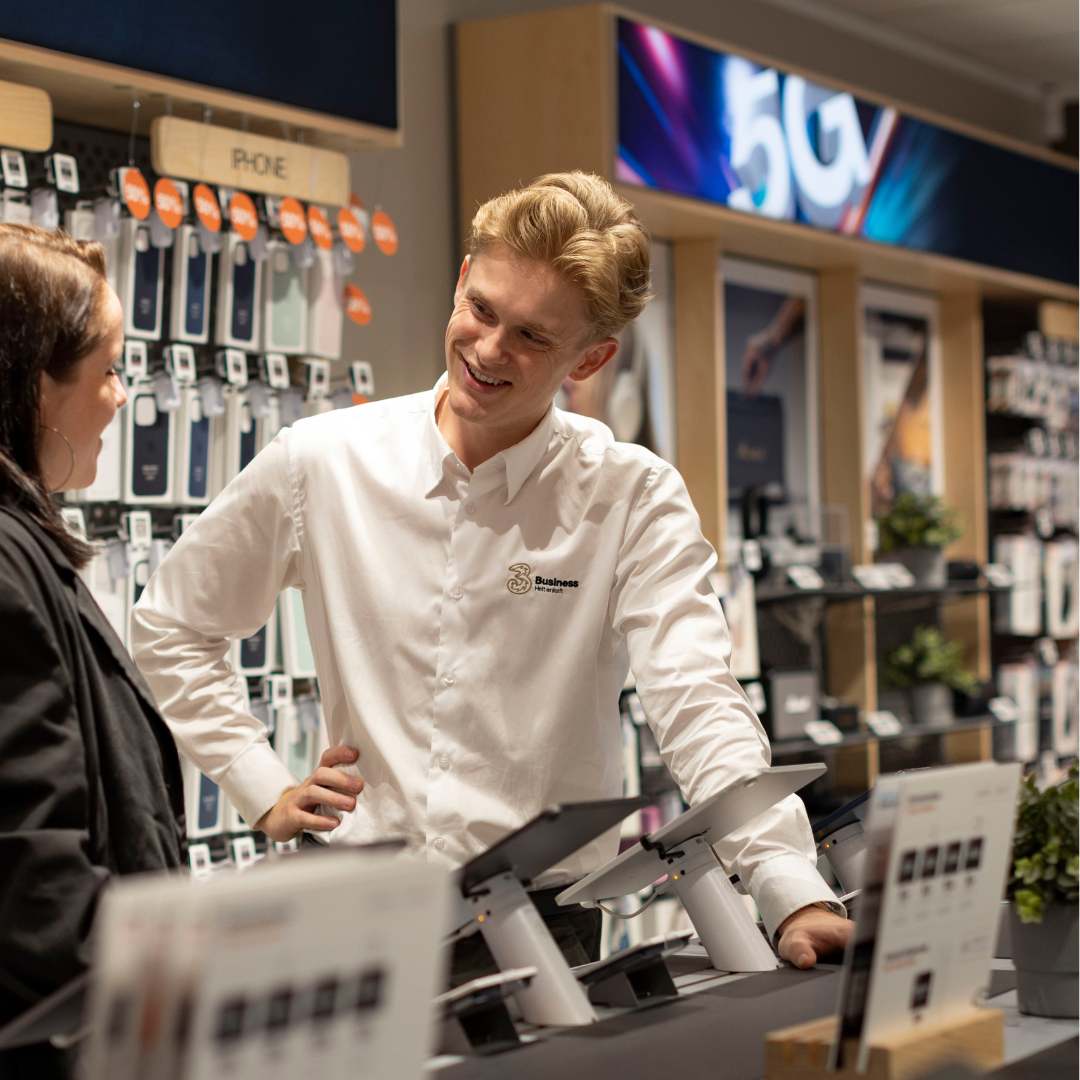 Medarbejder fra 3Butikken raadgiver kunde i Amager Centret.